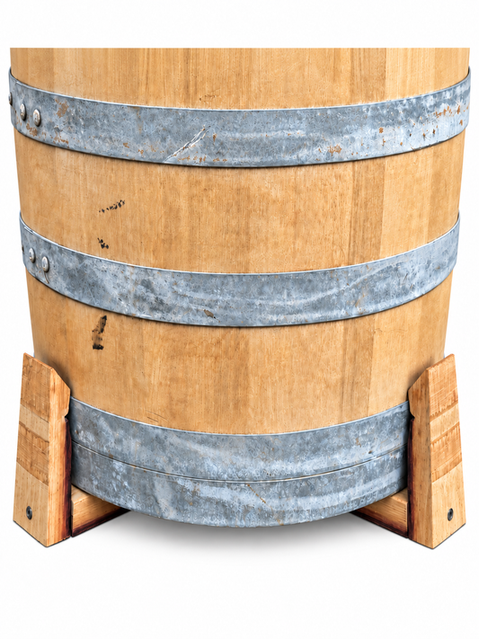 Fassfüße aus Holz im Detail unter einem Weinfass – Anwendungsbeispiel