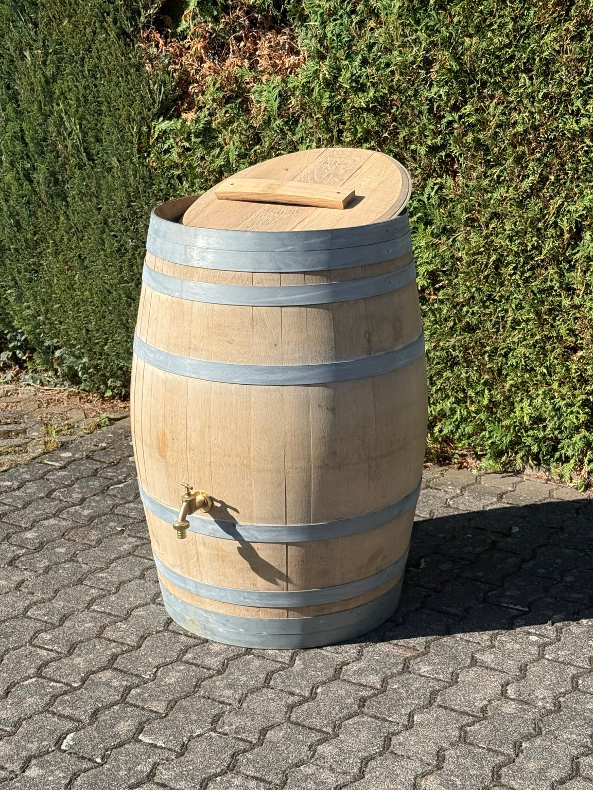 Ungeölte Regentonne aus 225-Liter-Eichenweinfass mit Messinghahn und abnehmbarem Deckel mit Daubengriff