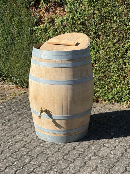 Ungeölte Regentonne aus 225-Liter-Eichenweinfass mit Messinghahn und abnehmbarem Deckel mit Daubengriff