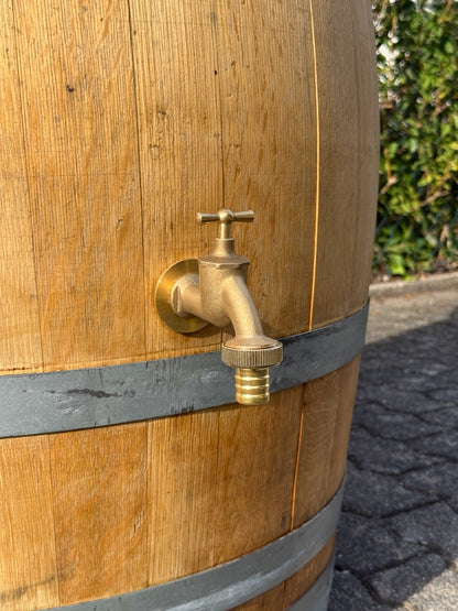 Messing-Auslaufhahn mit Schlauchtülle an der geölten Regentonne aus Eiche