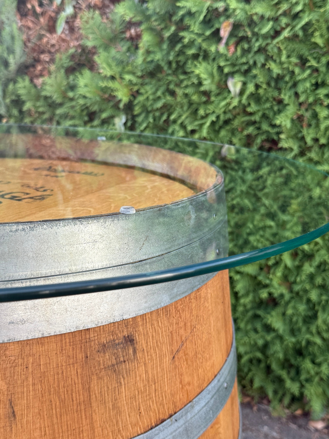 Transparente Gummiauflage zwischen Glasplatte und oberem Metallring des Weinfass-Stehtischs